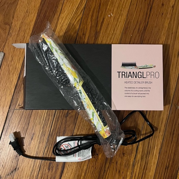 calista Other - CALISTA Triangl Pro Heated Detailer Brush Daffodil Floral in Color